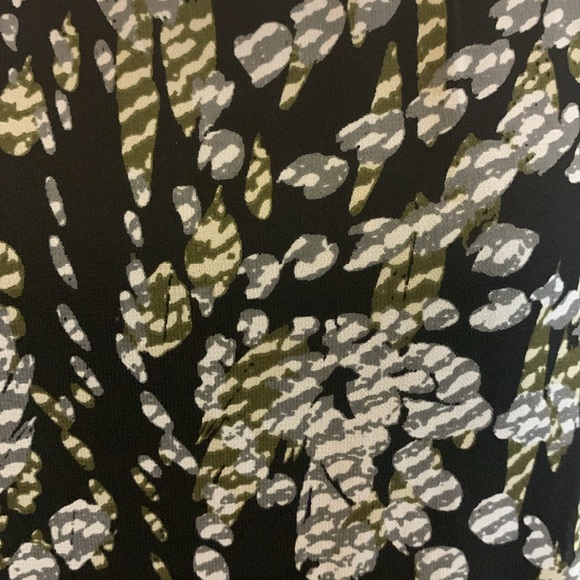 NWOT.  Woman’s long sleeve cocoon style top with rounded neck & fitted sleeves. - Picture 3 of 9